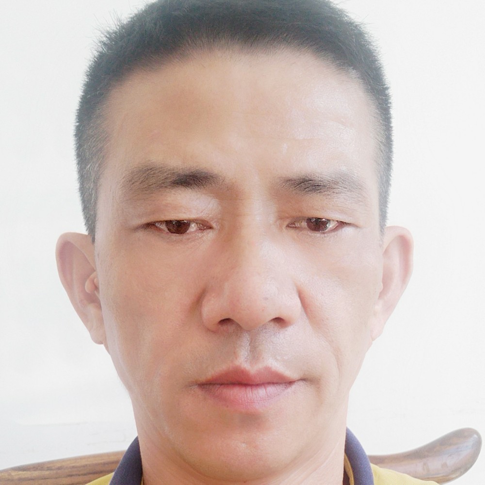香烟蹙眉忧心的照片