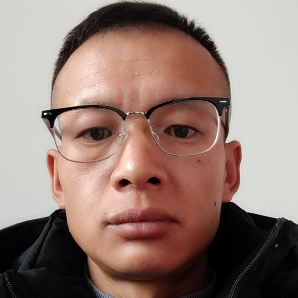 无名指上的草戒的照片