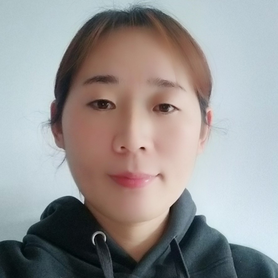 伶俐挽手红玫瑰的照片