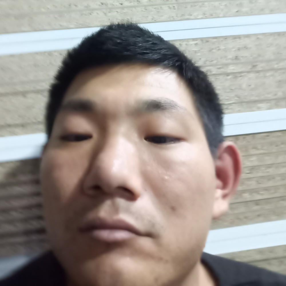 小伙挽手贪玩的照片