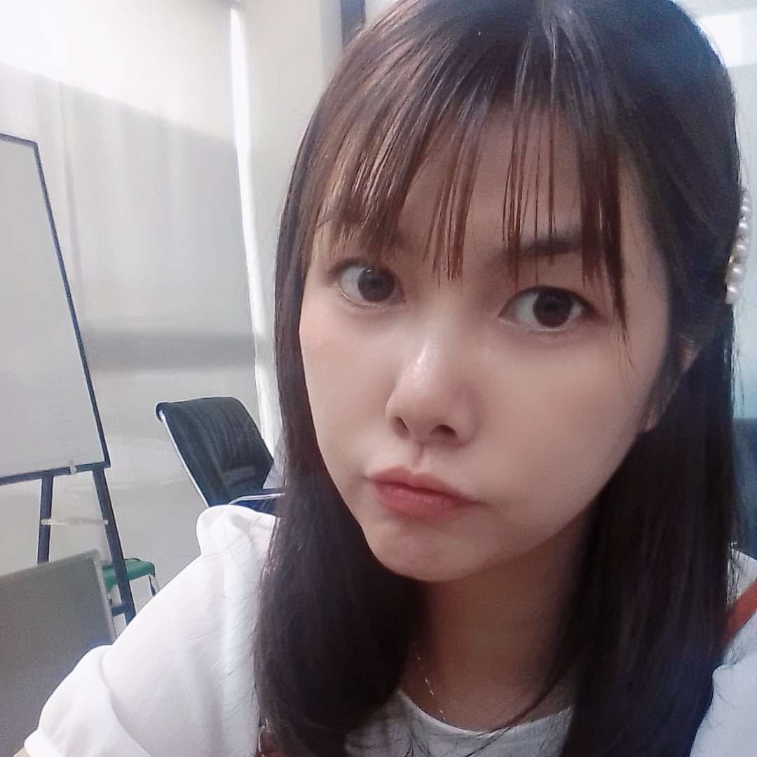 少女相许笑点低的照片