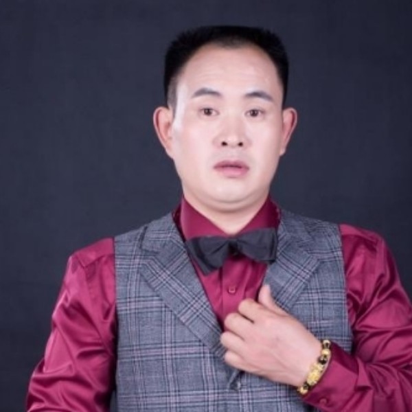 路人迎热心的照片