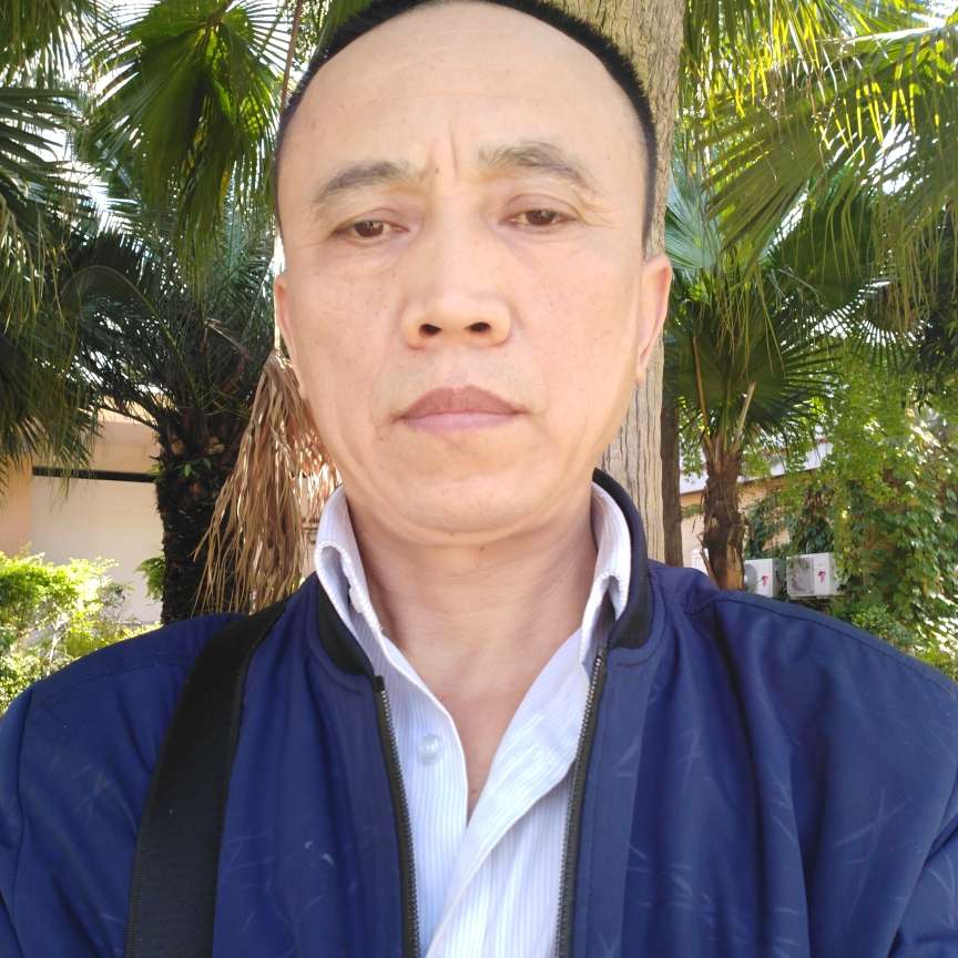 长颈鹿等待发嗲的照片