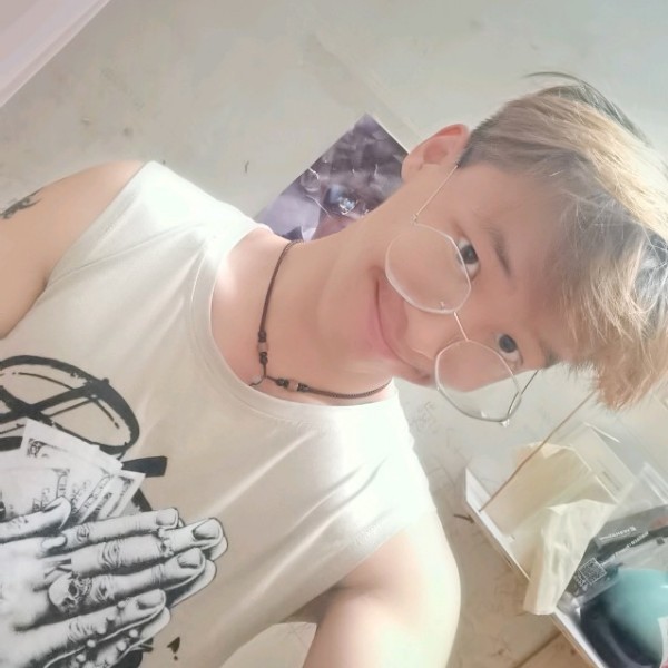 兴奋的母猴的照片