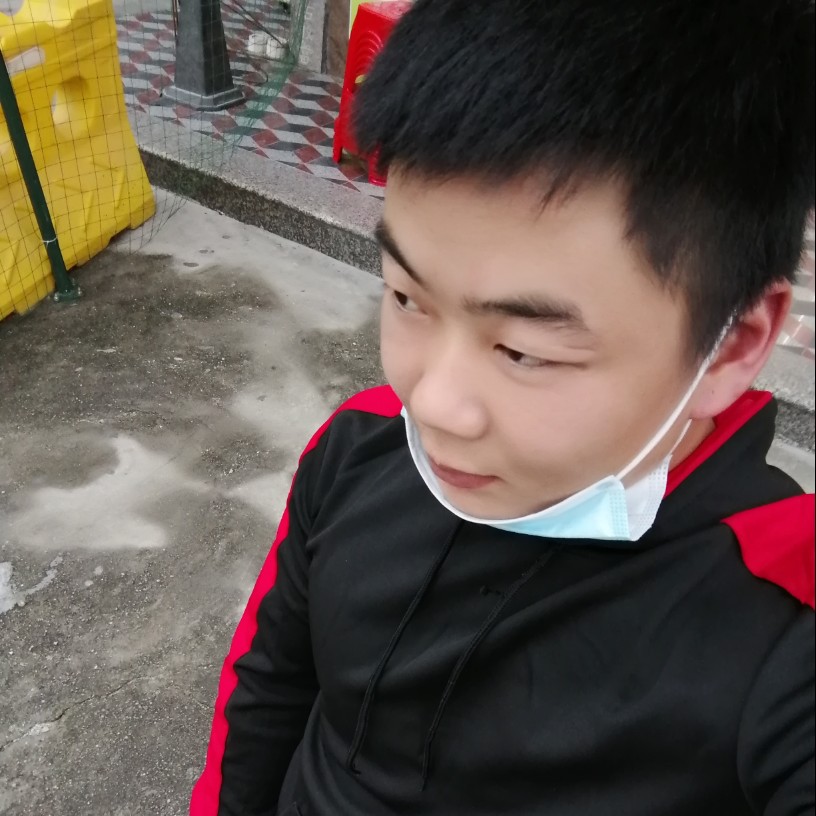 贪玩浅吻篮球的照片