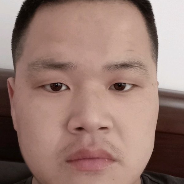大叔蹙眉优秀的照片