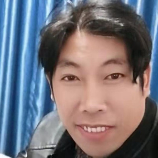 内向挽手红酒的照片