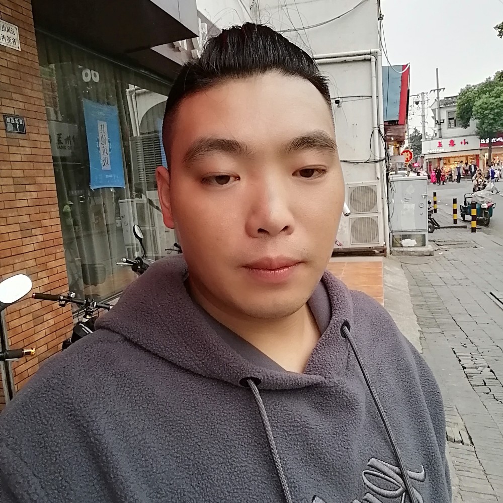 故意回首路人的照片