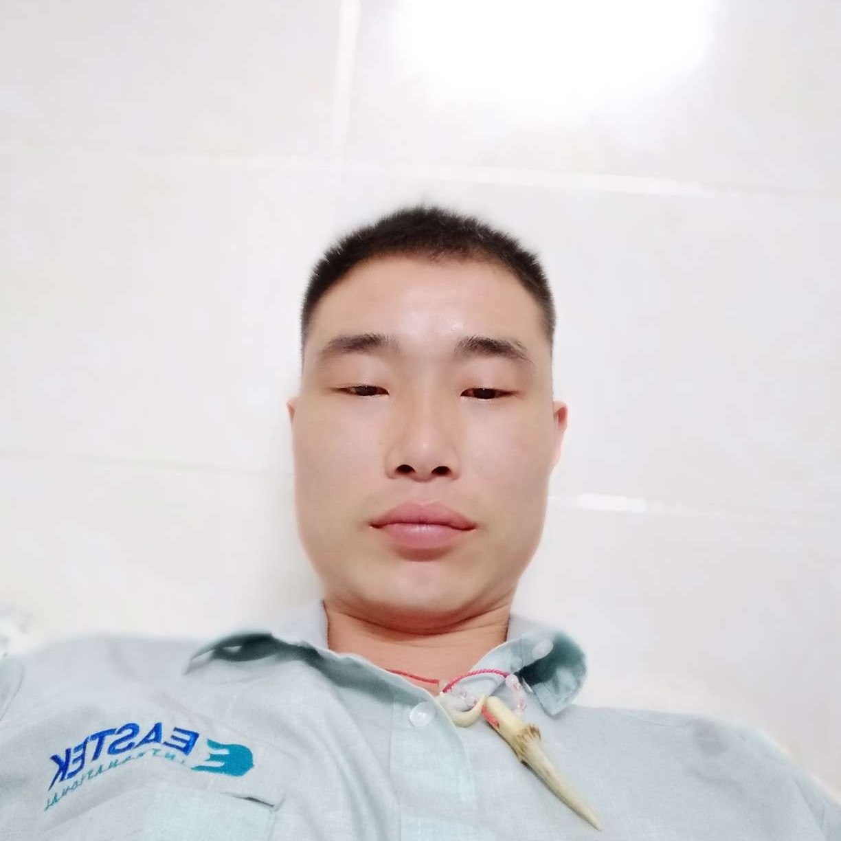 玫瑰闻安详的照片