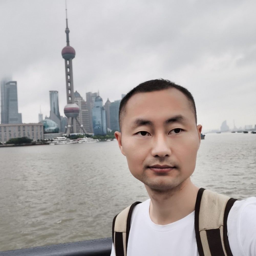 微笑回首谦让的照片