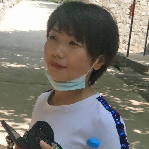 年轻浅吻流影的照片