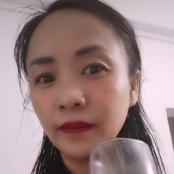 红牛漫步羞涩的照片