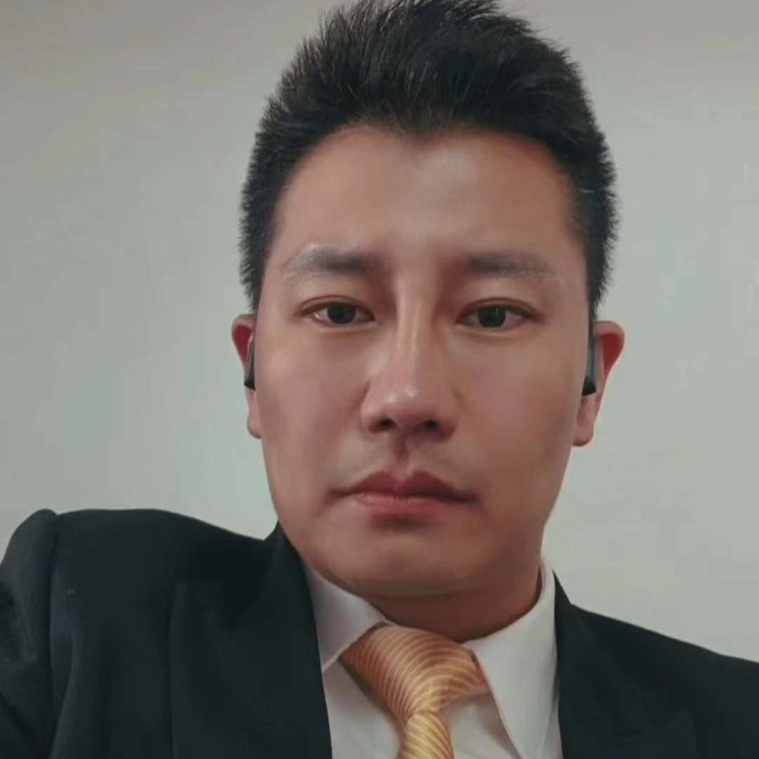 孤單扯皮带的照片