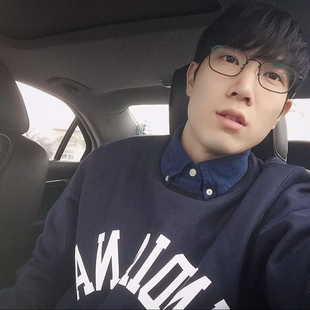 一个人凝眸毛衣的照片