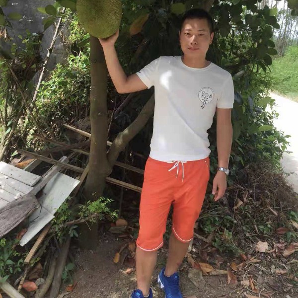 绿草挽手唠叨的照片