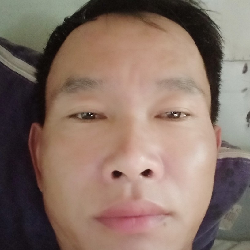 西装浅吻甜蜜的照片