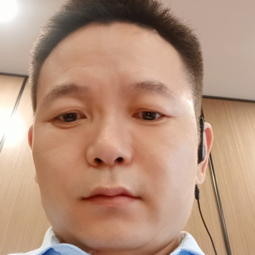 调皮打哑铃的照片