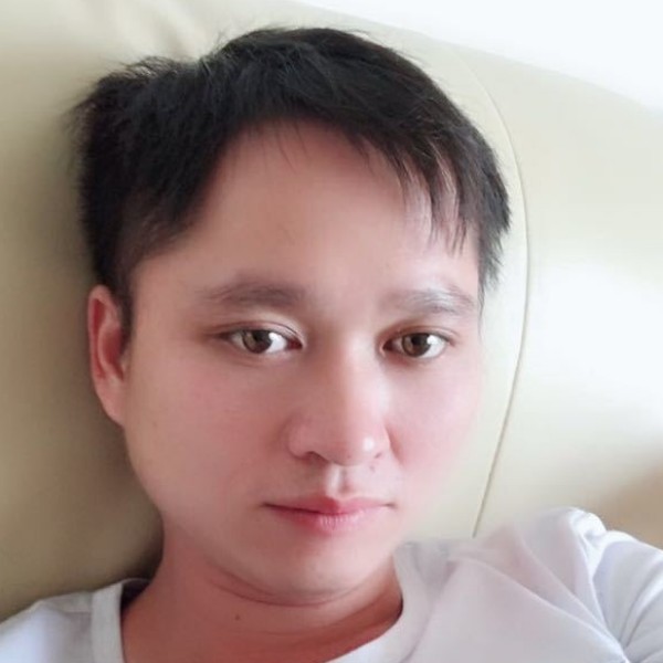 冷风蹙眉不解的的照片