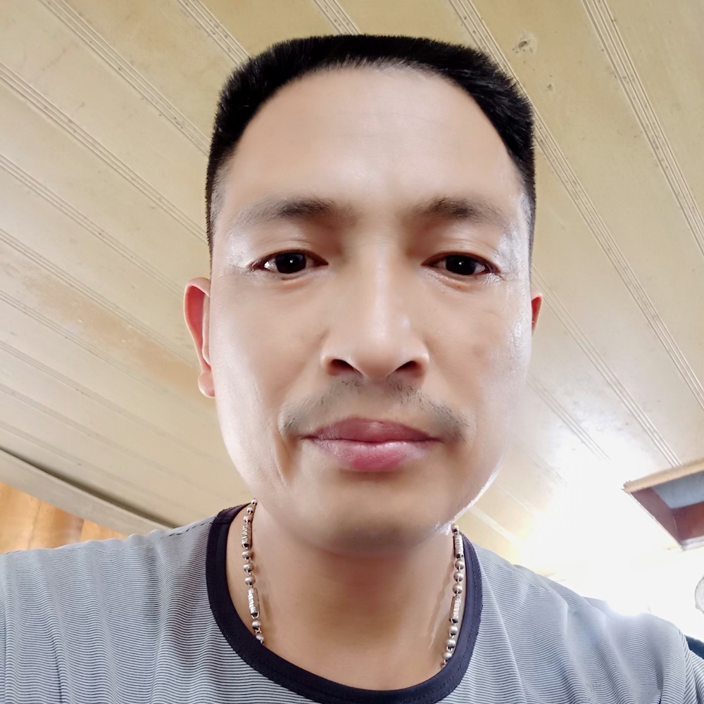 帅哥深拥眼睛大的照片