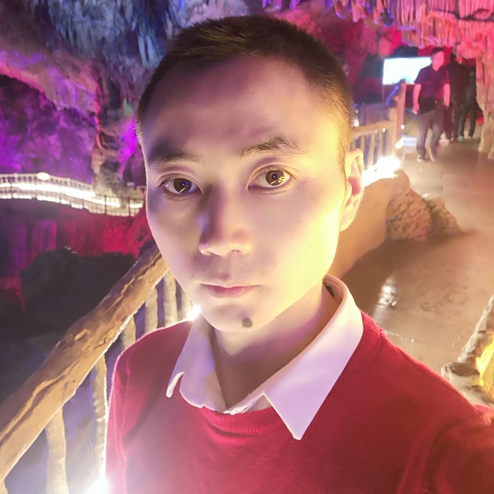 贪玩浅吻羊的照片