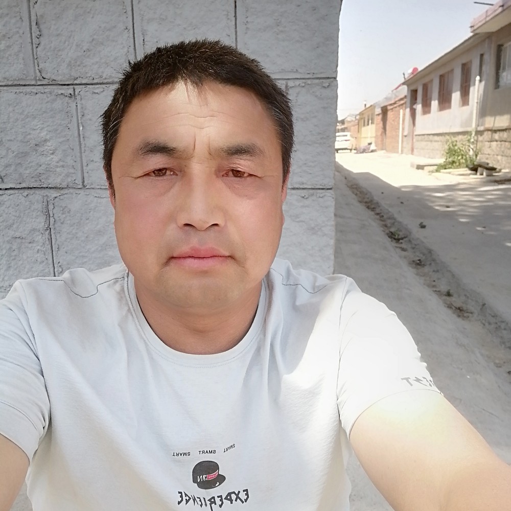 眯眯眼笑高山的照片