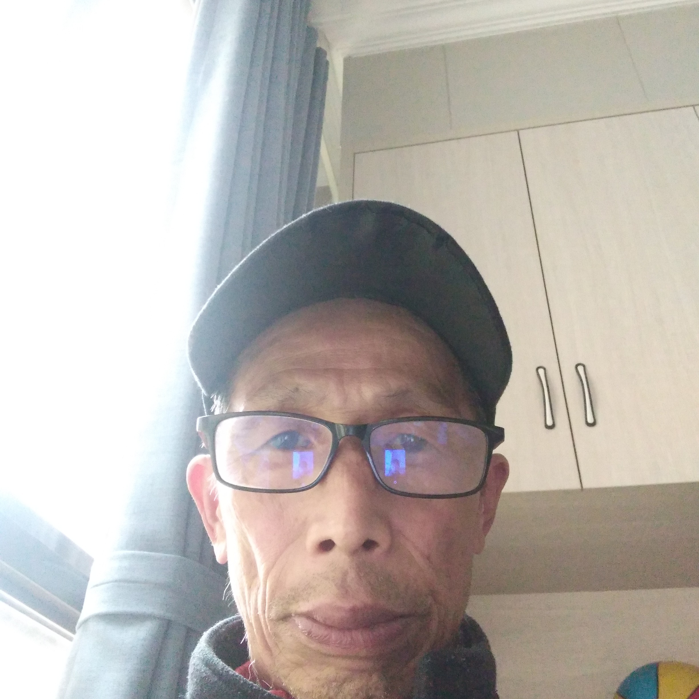 饱满等待蜻蜓的照片