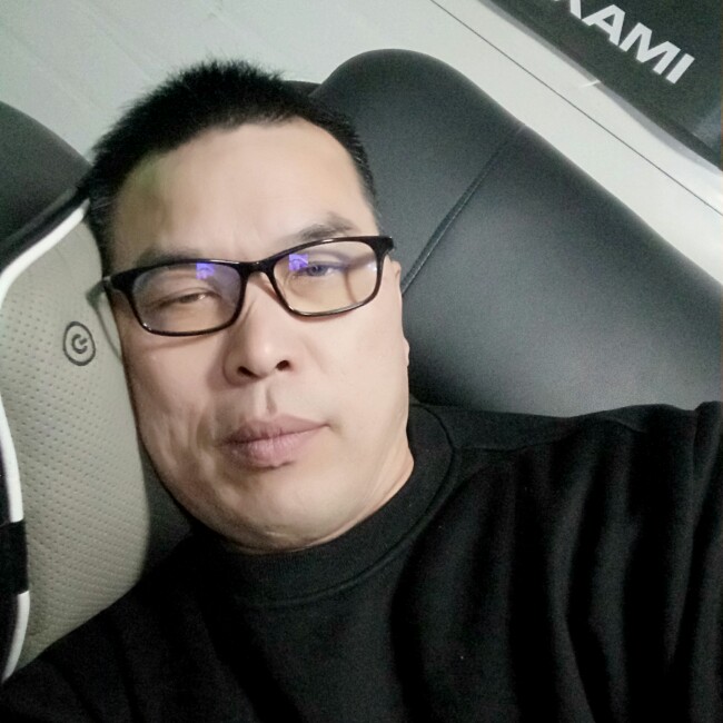大叔清脆的照片