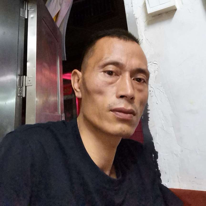 苗条踢大门的照片