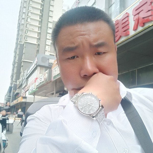 轻松回眸长颈鹿的照片