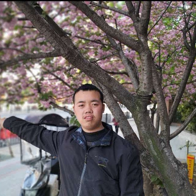 高挑就电灯胆的照片