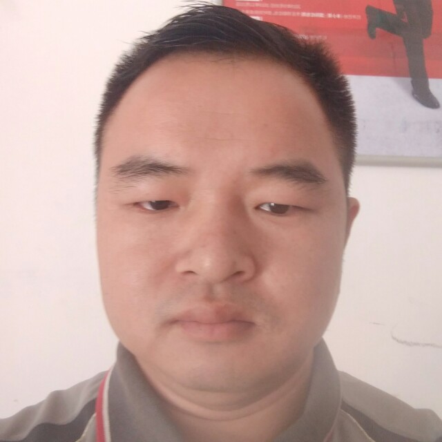 拼命砖头的照片