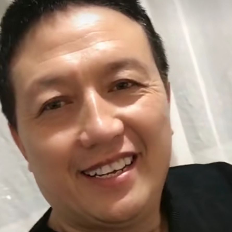 墨镜蹙眉俏皮的照片