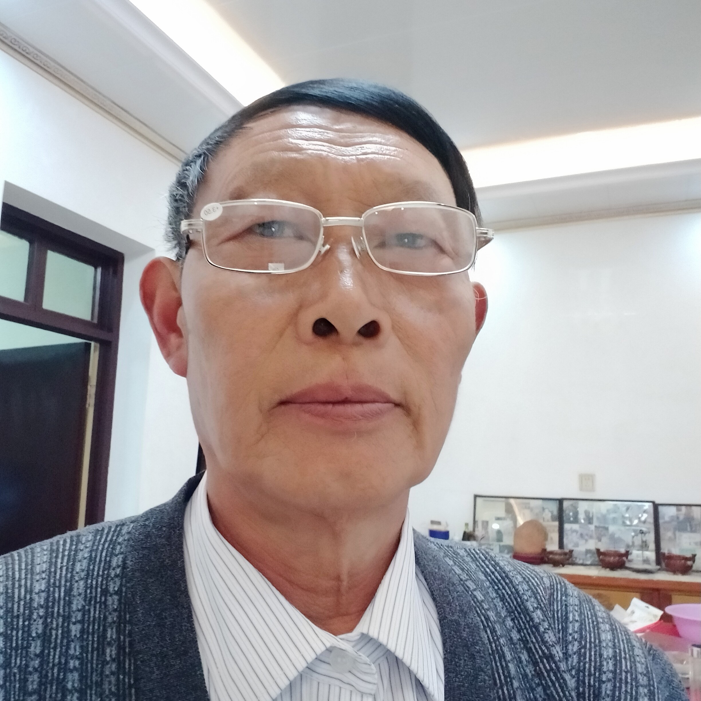 青衫回首魁梧的照片