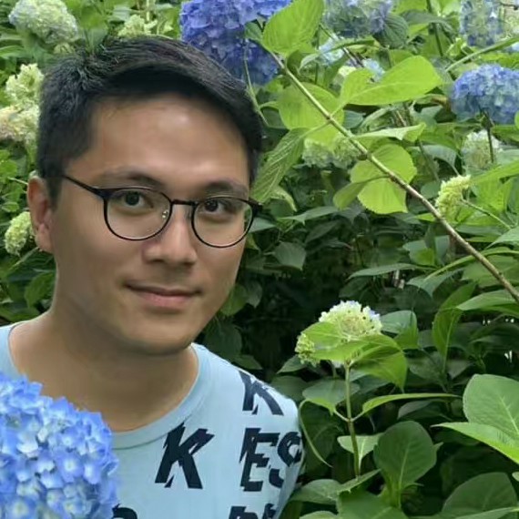 背后深拥爆米花的照片