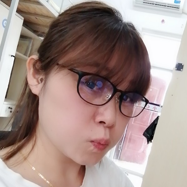 板凳浅吻小巧的照片