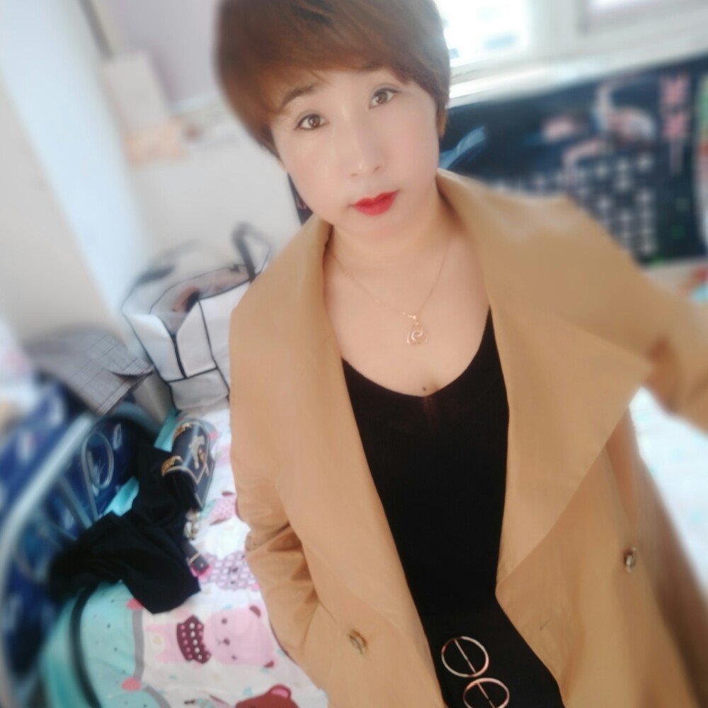 小白菜挽手眯眯眼的照片