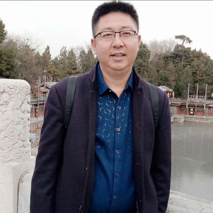怡然挽手草莓的照片