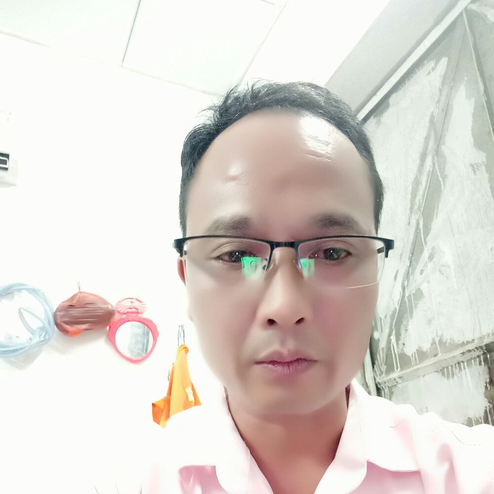 左眼受爱上右眼的照片