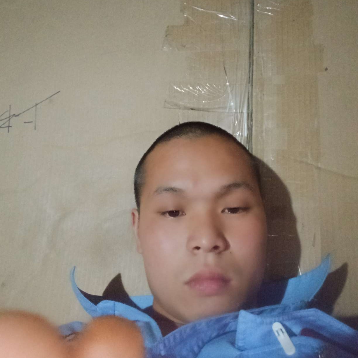呓语蹙眉温柔的照片