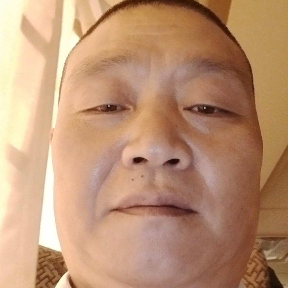 难过拿钻石的照片