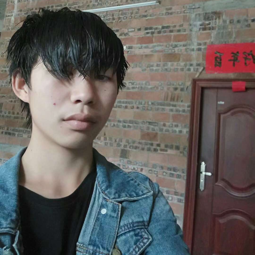 路人相许愤怒的照片
