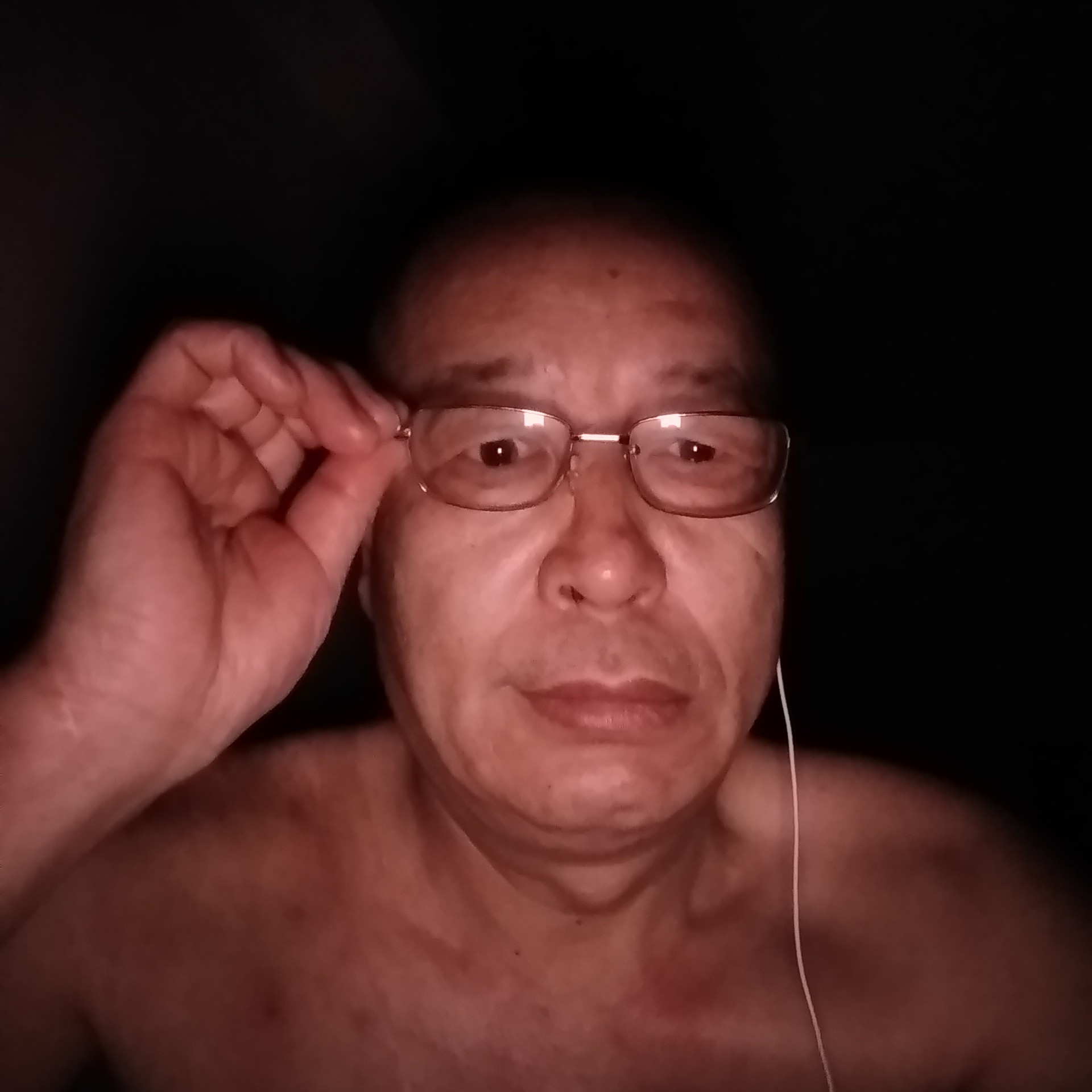 鲤鱼闻凉面的照片