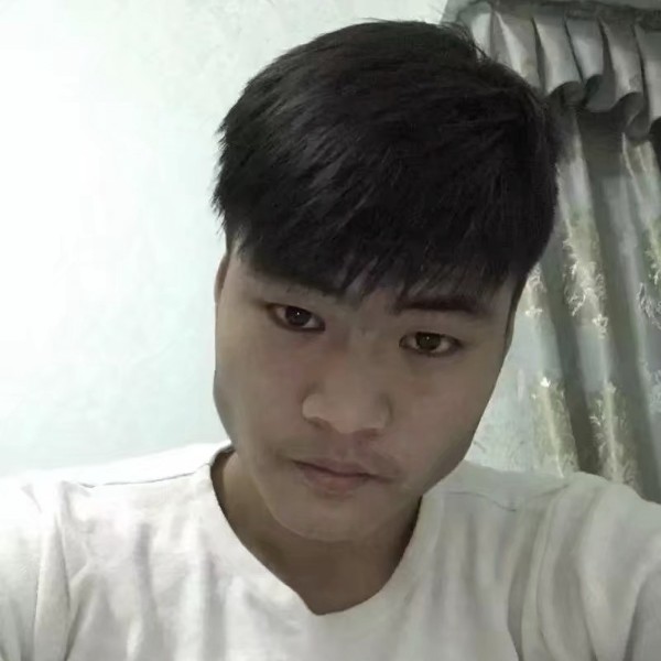 悬挂在黑影的小丑的照片