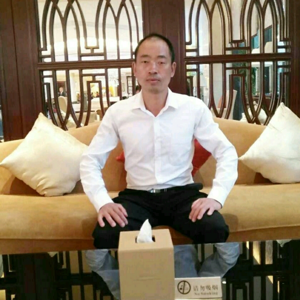 淡墨清衬的照片
