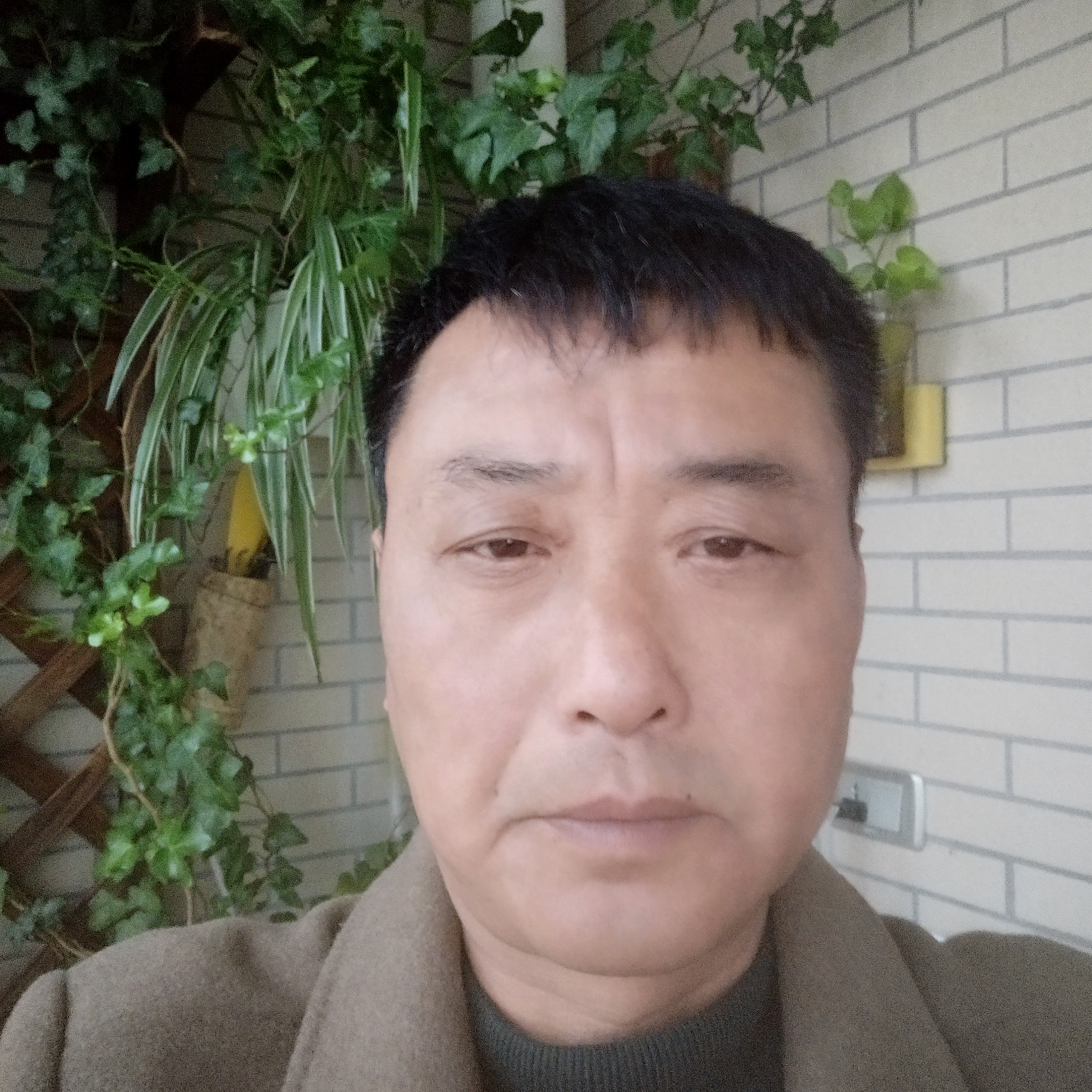 秋颜蹙眉贪玩的照片