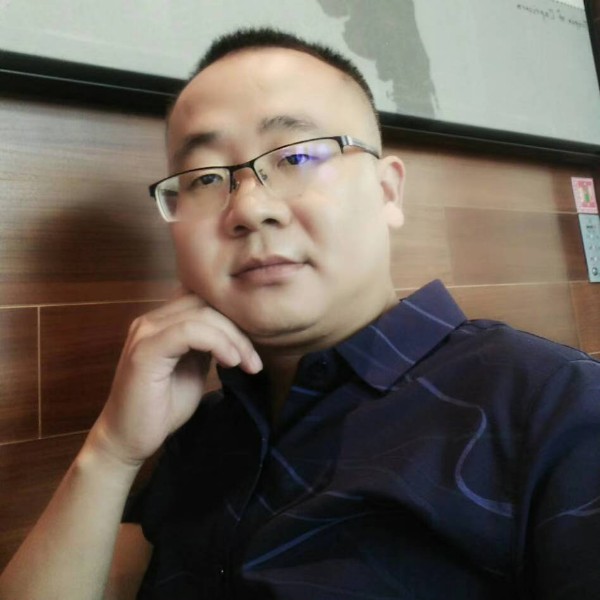 墙角的玫瑰的照片