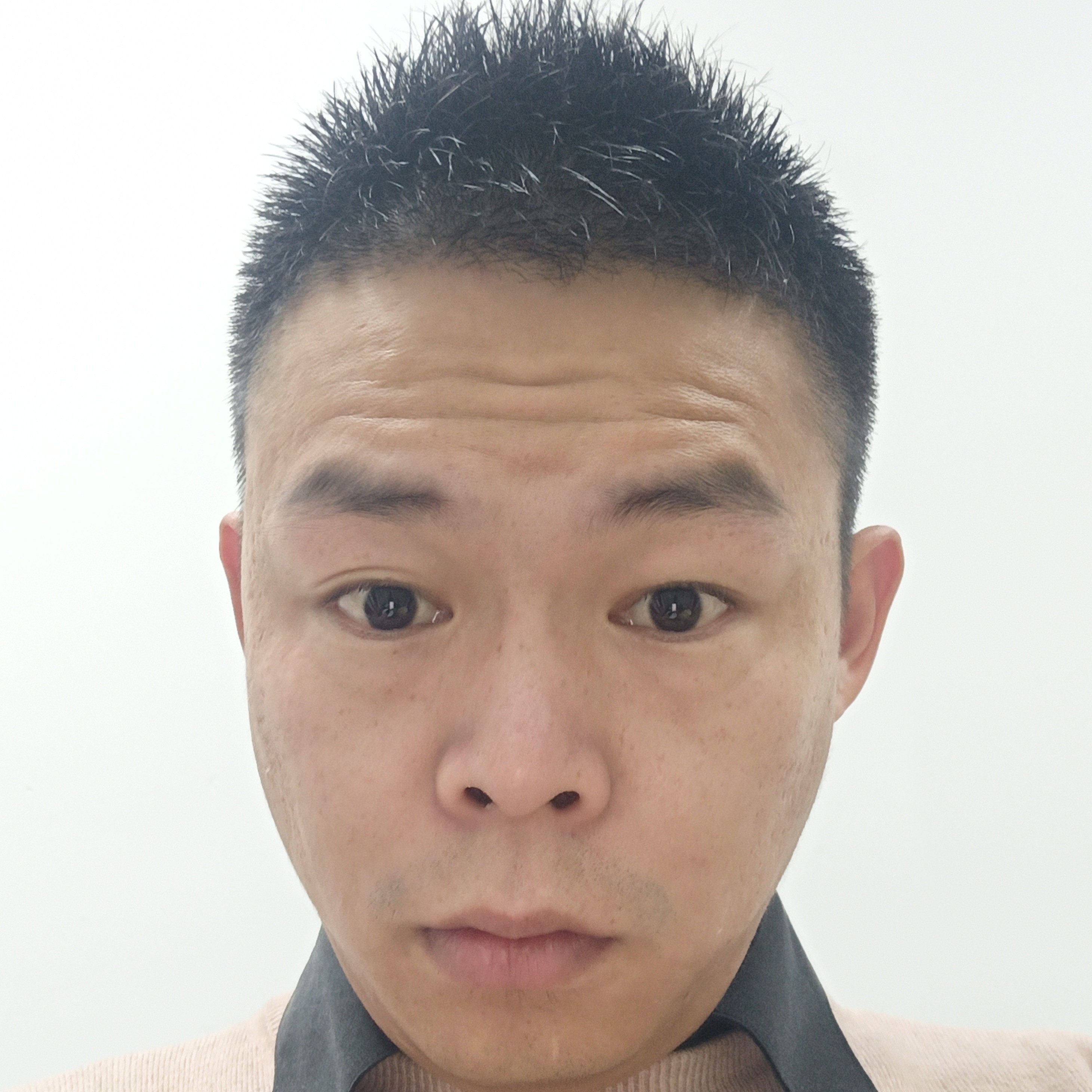 小伙笑整齐的照片