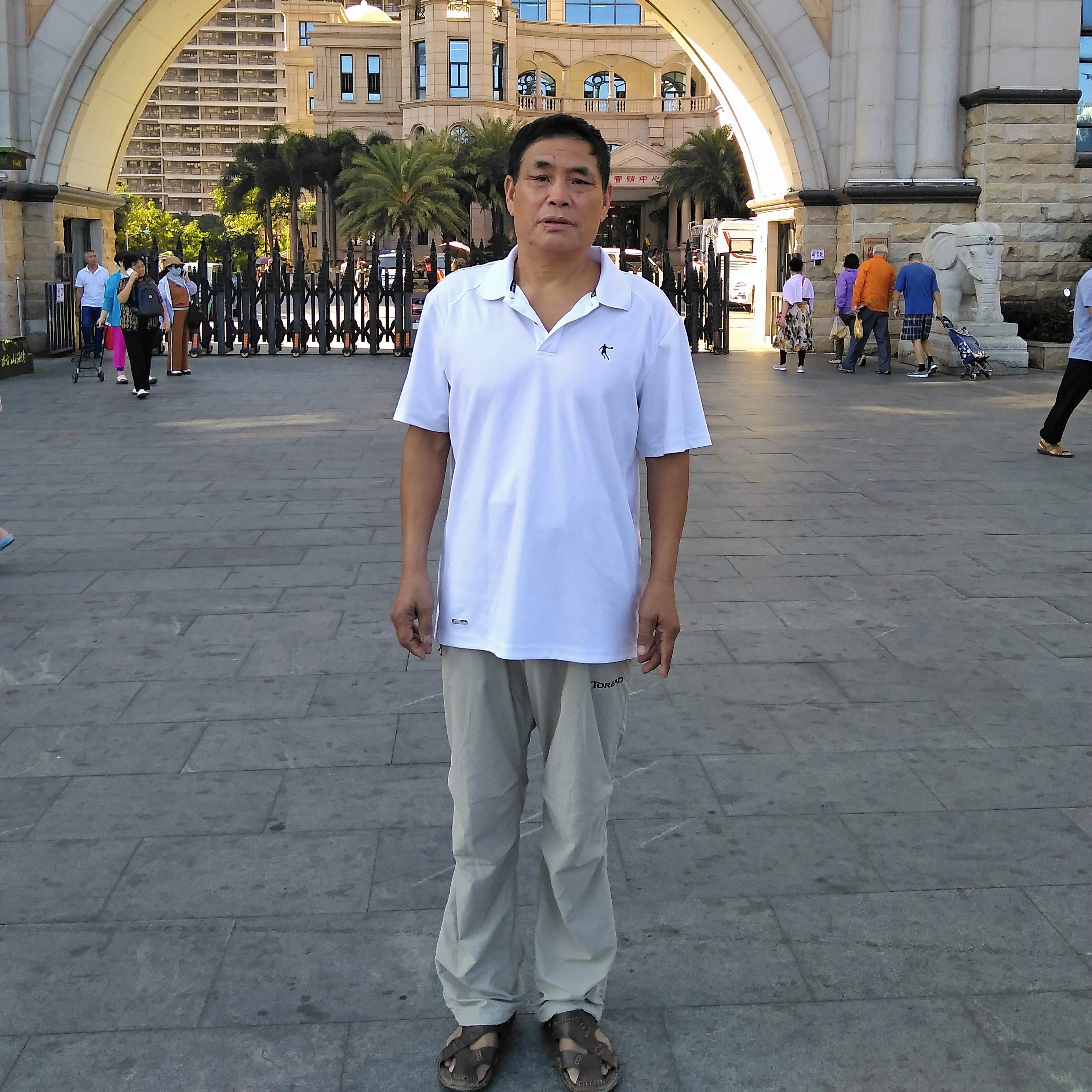 霓裳拿欠你的的照片