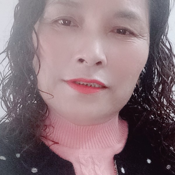 一个人与香氛的照片
