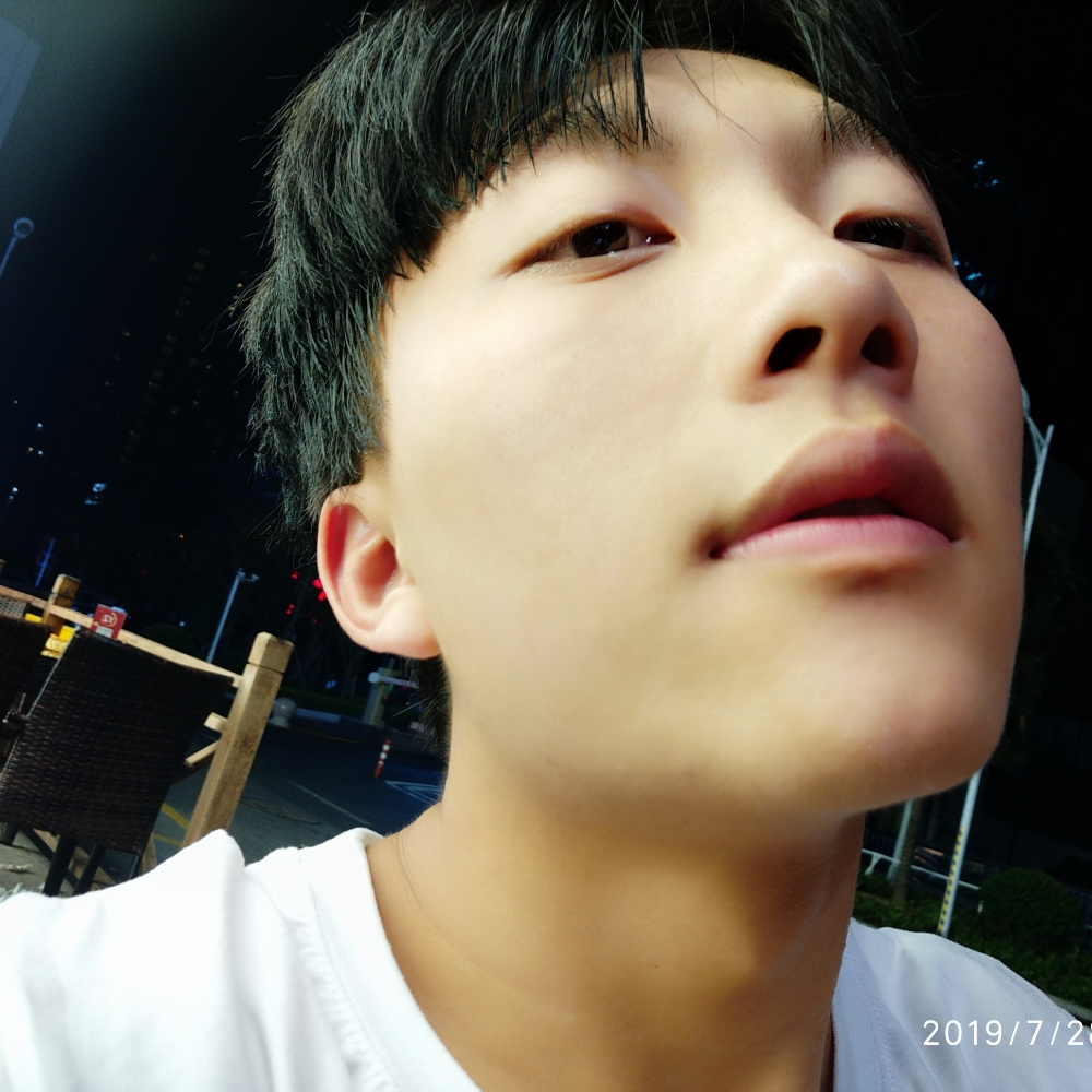 小蜜蜂向阔达的照片